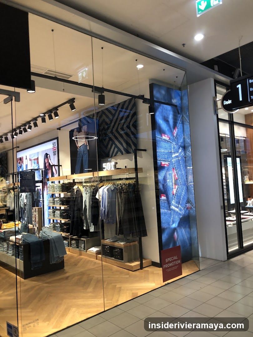 Mannequin Display in Store