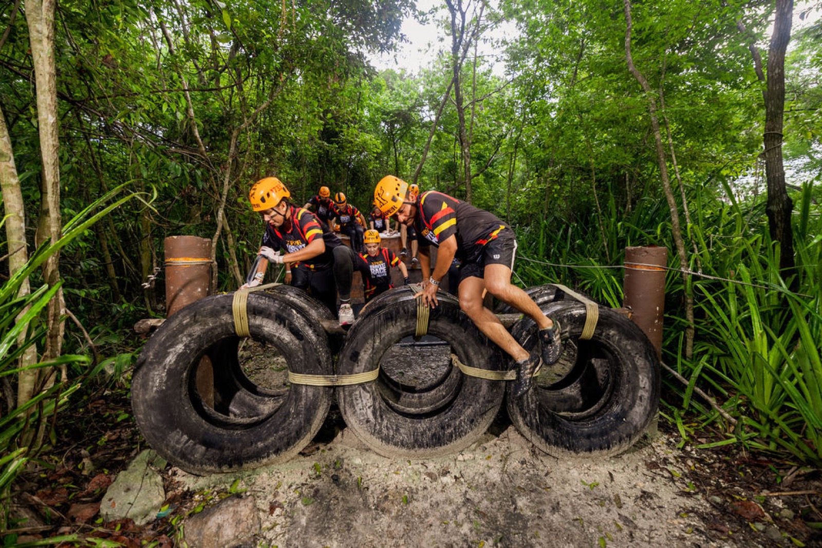 Corredores en el circuito de selva de Xplor Bravest Race, Playa del Carmen
